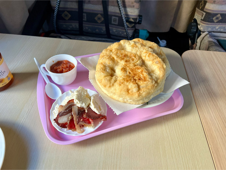 ボスニアの車中泊スポットでの朝食
