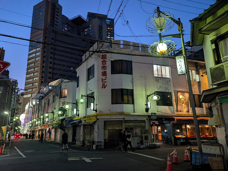 総合市場ビルの外観