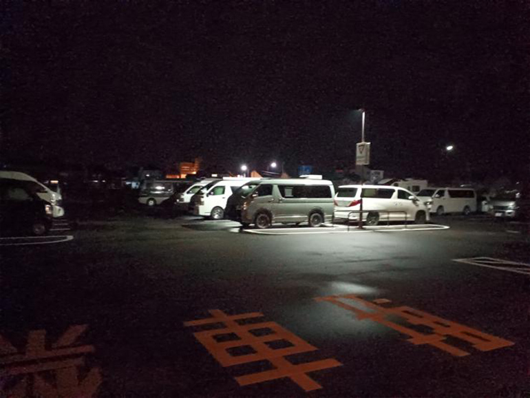 夜の駐車場