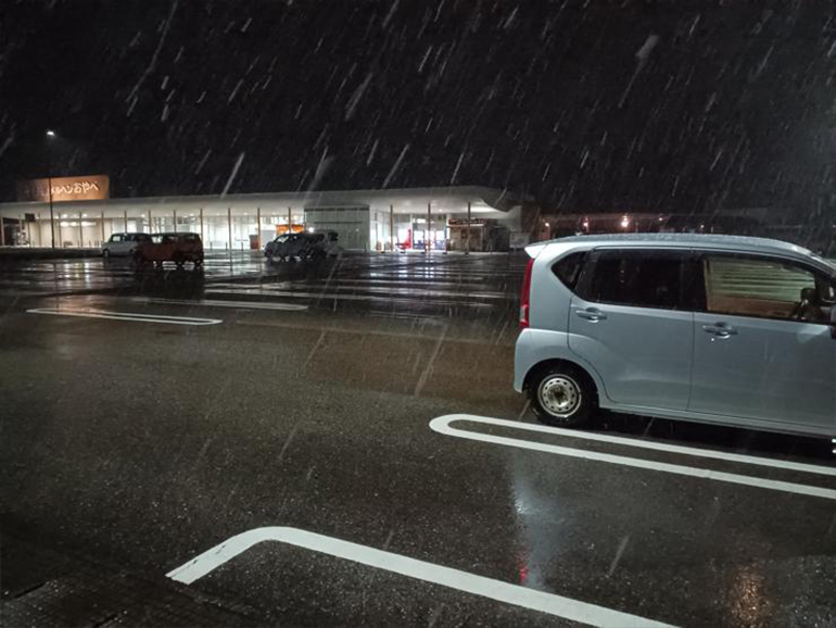 横殴りの雨