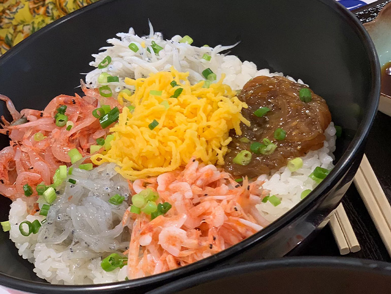 桜海老と駿河湾産しらすの五色丼