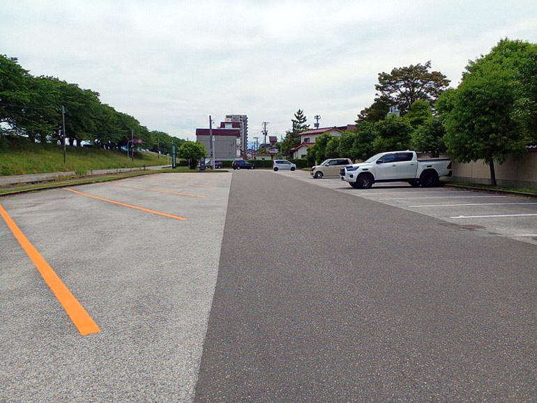 富山県水墨画美術館駐車場