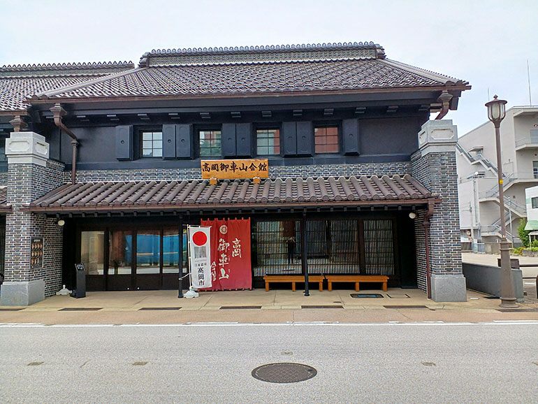 高岡御車山会館外観