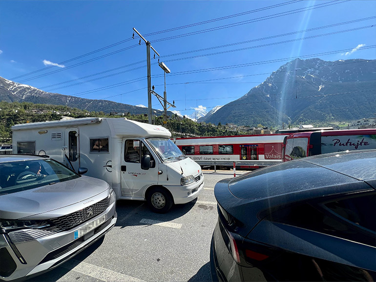 カーシャトルトレイン乗車待ち