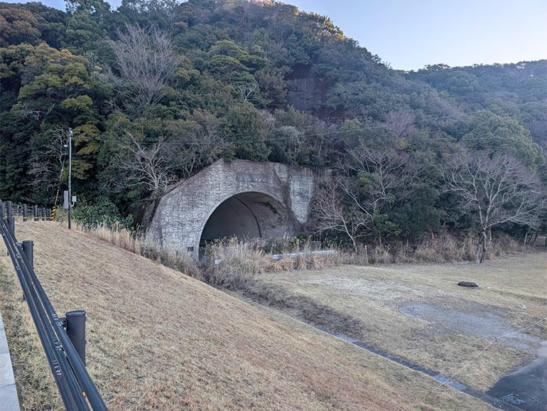 夏山園地駐車場のトンネル