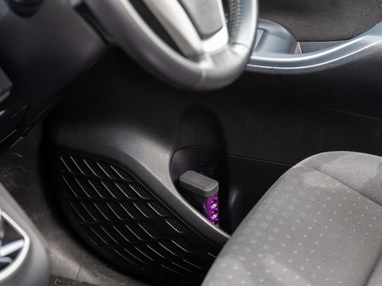 運転席下にパープルセーバーを収納