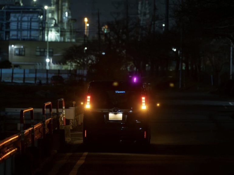 夜間に光パープルセーバー