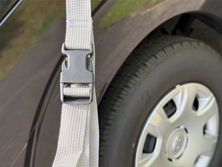 QUICKCAMPカーサイドタープの車への取り付けベルト