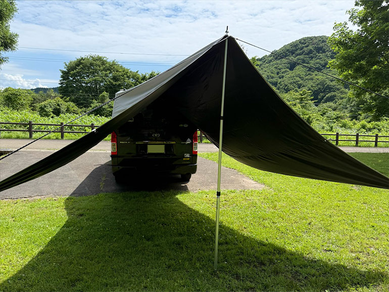 QUICKCAMPカーサイドタープを車のリアに設置した様子