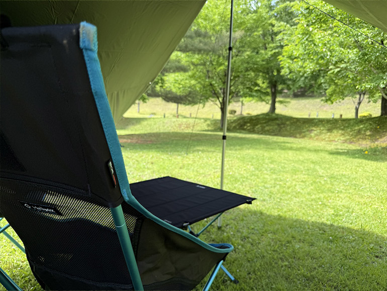 QUICKCAMPのカーサイドタープ内にチェアやテーブルを設置した様子