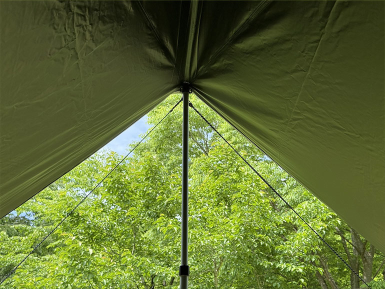 QUICKCAMPのカーサイドタープを張り、タープ内側から見える外の風景
