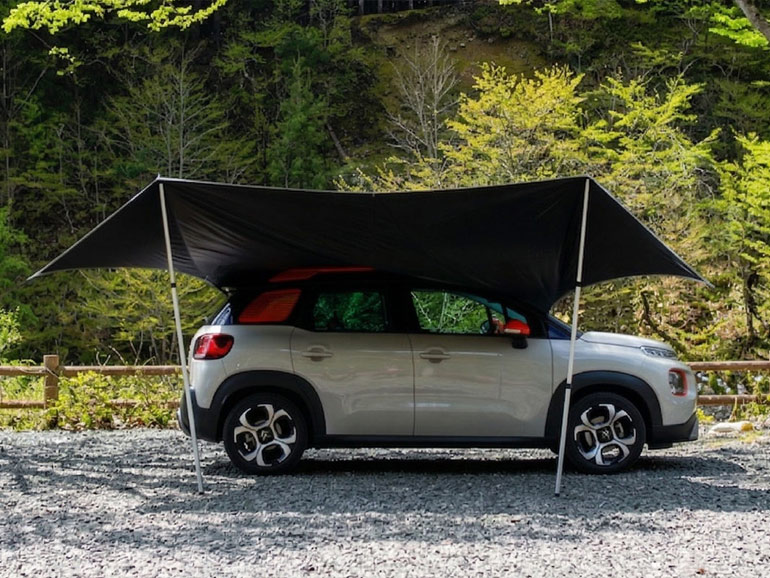 QUICKCAMPカーサイドタープ（QC-CTR500）を車のサイドに設置したコンパクトSUV