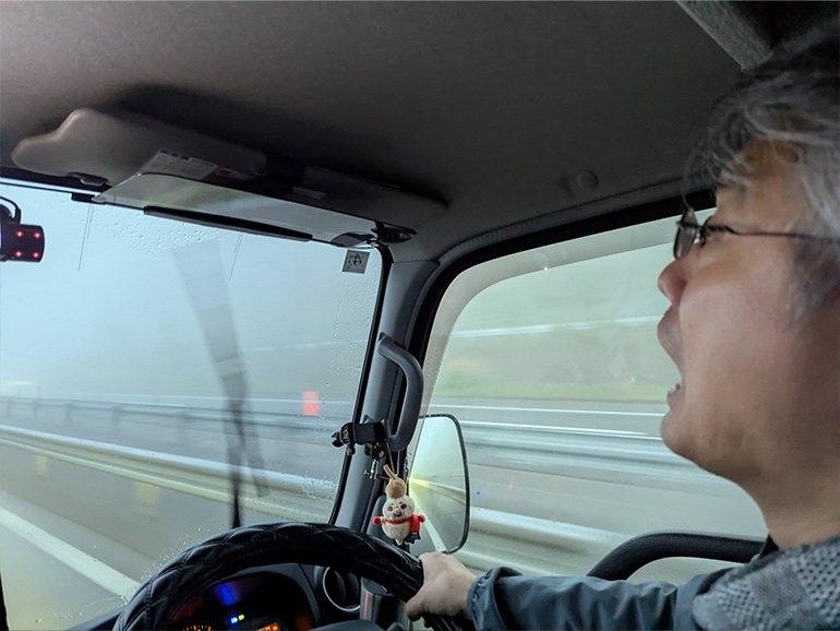 キャンピングカー運転中