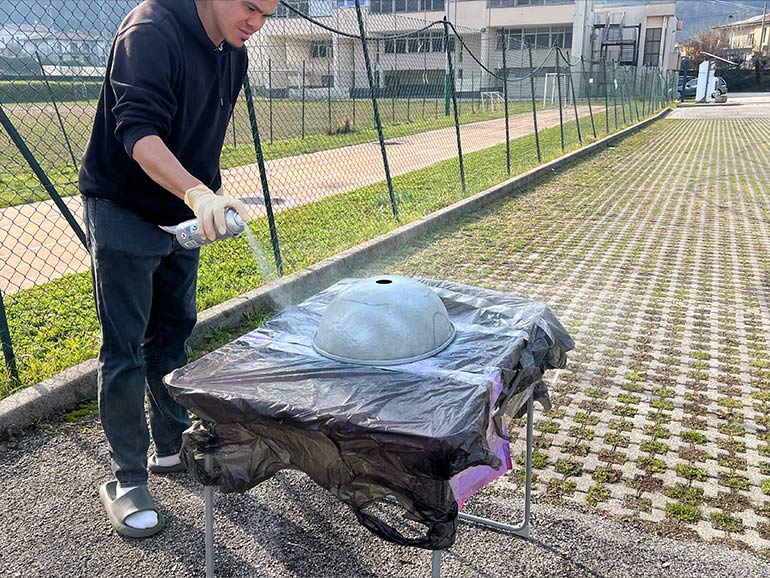 キャンピングカーのシンクをスプレー塗装