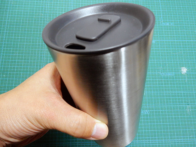 コーヒーを飲むタンブラー