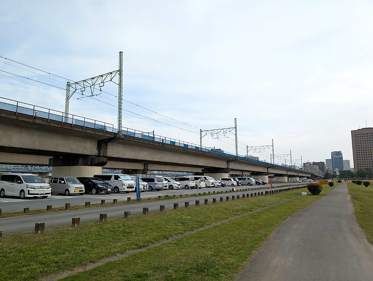 多摩川河川敷緑地管理事務所の駐車場