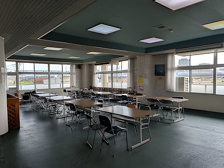 多摩川河川敷緑地管理事務所の休憩室