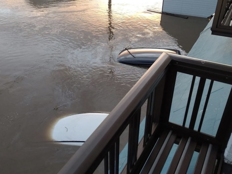 浸水した車
