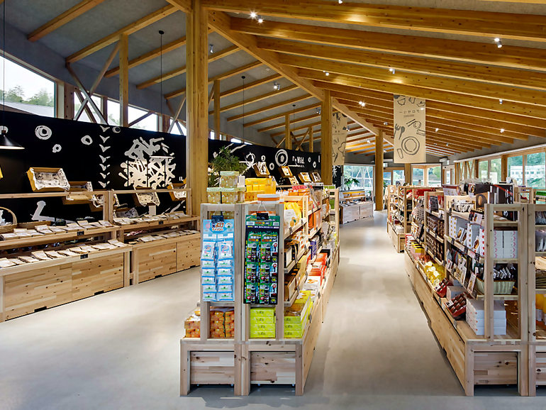 道の駅 四季の郷公園「FOOD HUNTER PARK」の店内