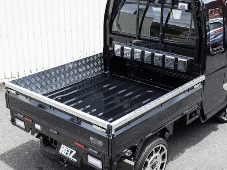 新型キャリイカスタム「ライツ」シルバーのアオリカバーと、鏡面仕上げ(メッキ調)のアオリハンドルカバーを装着