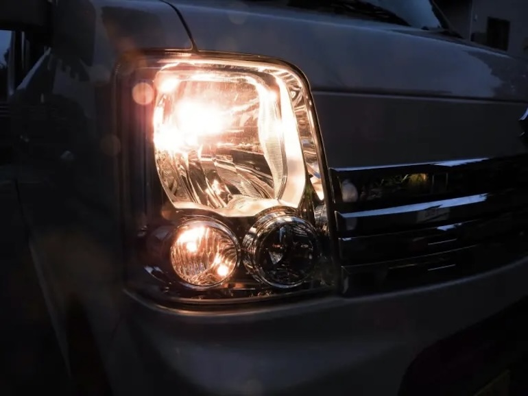 車のハイビームライト
