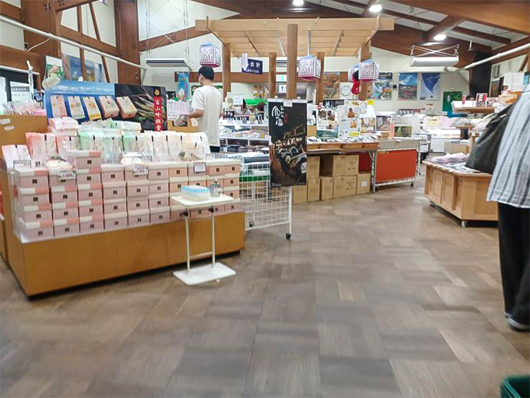 道の駅 細入店内