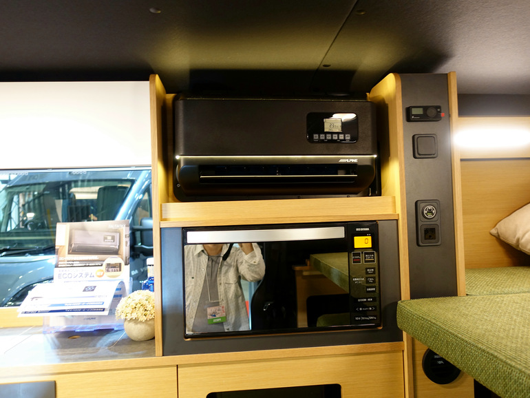 アルパインのECOシステム設置の車内