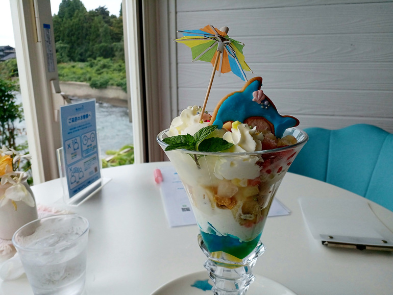 海とオルゴールのイルカパフェ