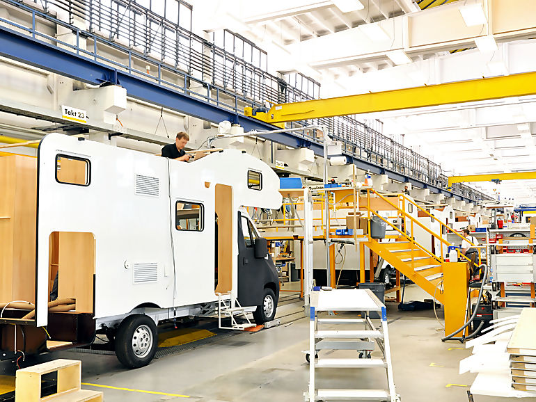 キャンピングカー製造工場