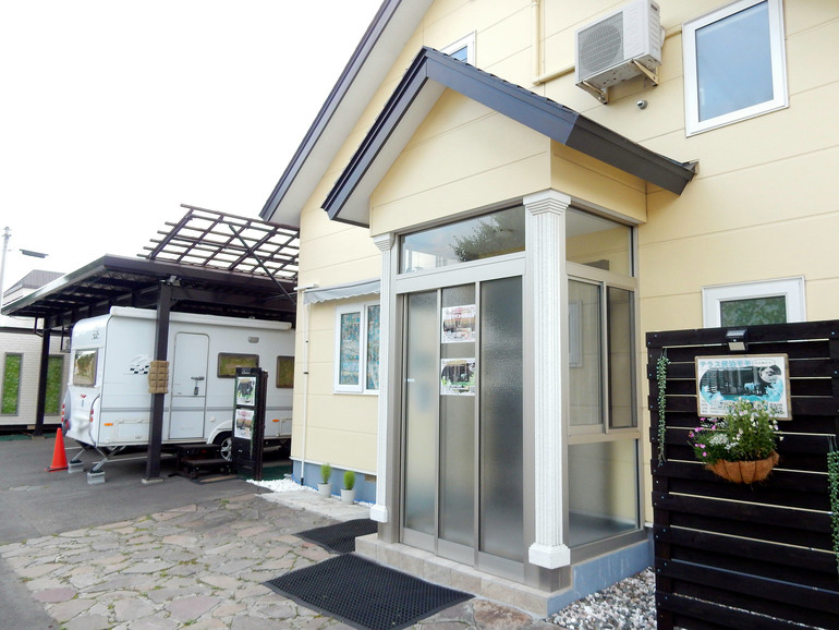 Guest House モモの入り口