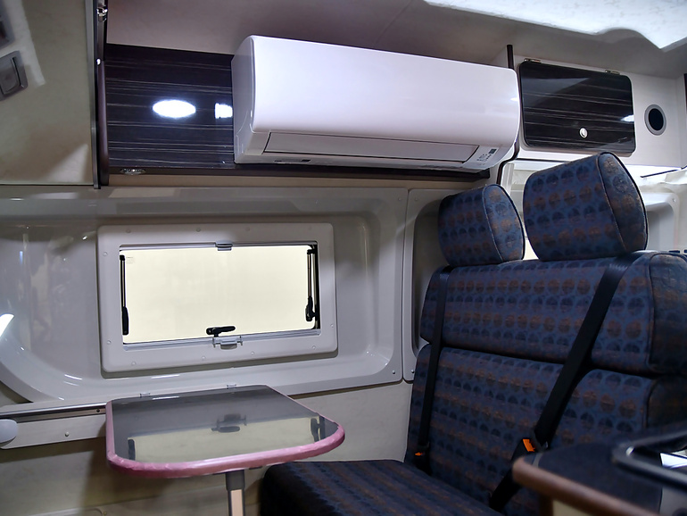 キャンピングカー車内