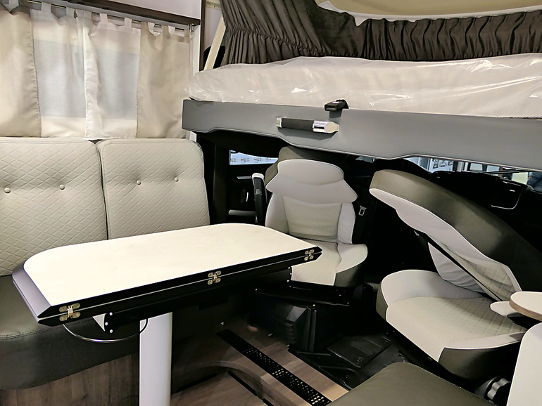キャンピングカー車内